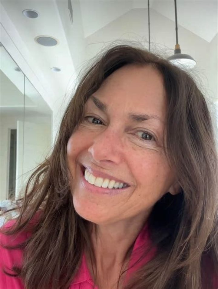 Susanna Hoffs Net Worth 2022, Salary, Age, Height, Bio, Family, Career