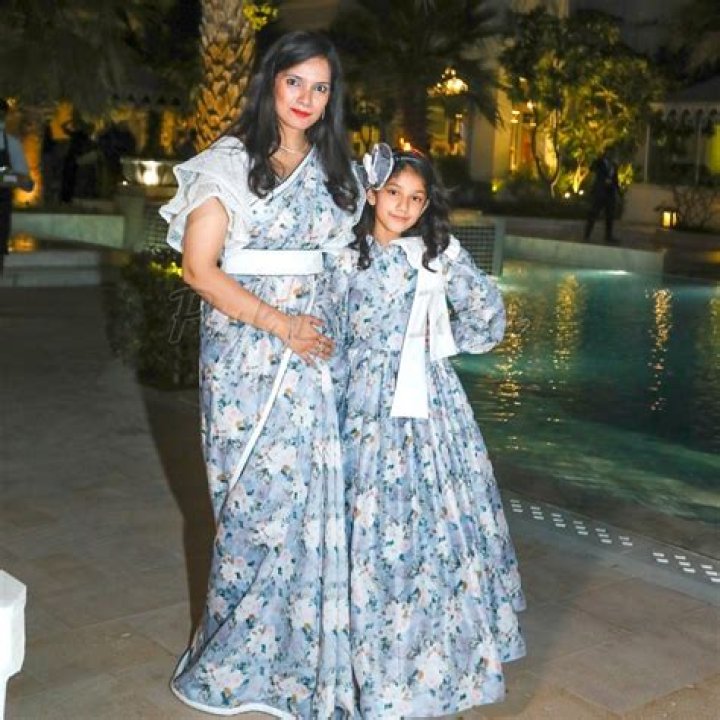 Sushma Swaraj&rsquo;s daughter fulfills mother&rsquo;s promise, presents Rs 1 coin