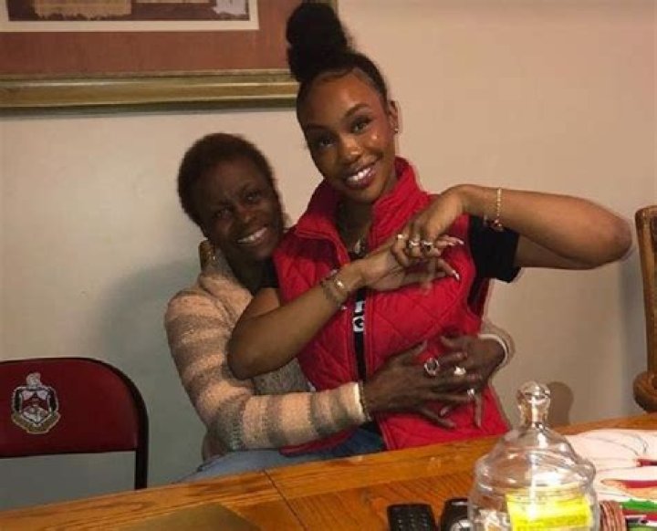 SZA Brings Her Mom & Grandma as Her Grammys 2018 Dates Photo 4023038