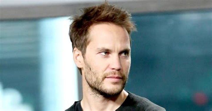 Taylor Kitsch Talks About Being Homeless, Sleeping on Subway