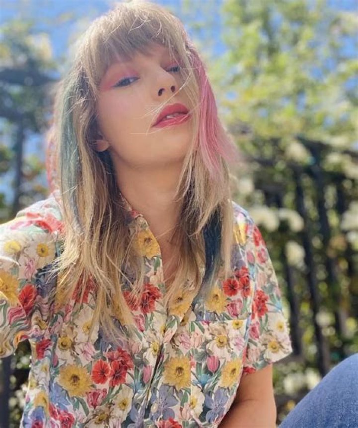 Taylor posted two selfies on Instagram promoting City of Lover! r