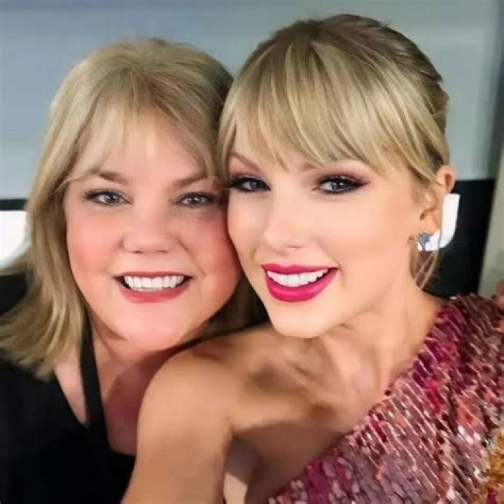 Taylor Swift Reveals Her Mom Has Cancer