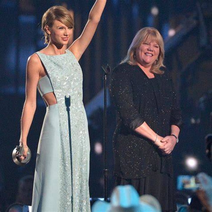Taylor Swift reveals mom Andrea diagnosed with brain tumor