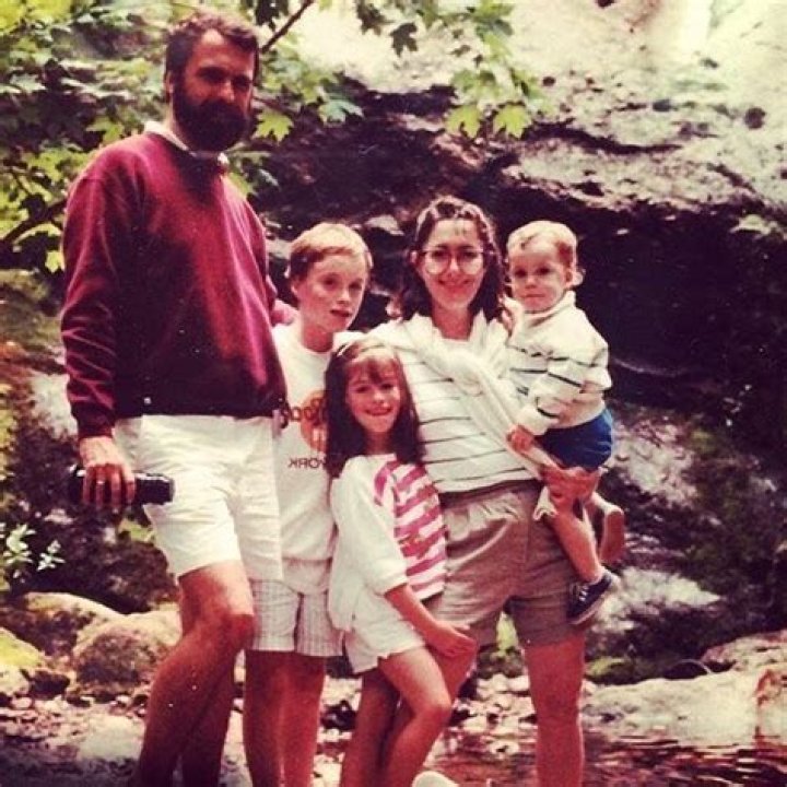 Teen turned Adult Star Anne Hathaway and her family