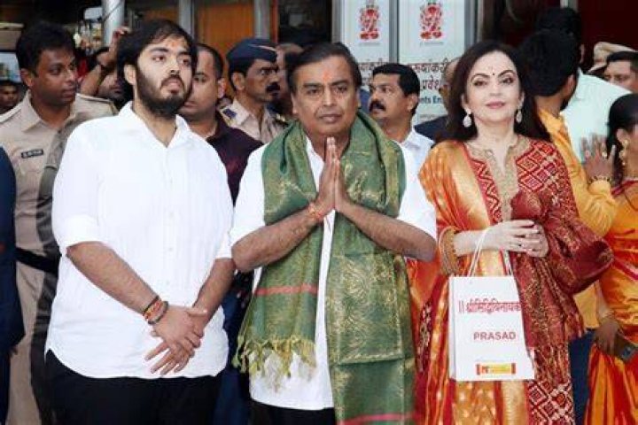 These pictures prove Anant Ambani is very close to his family