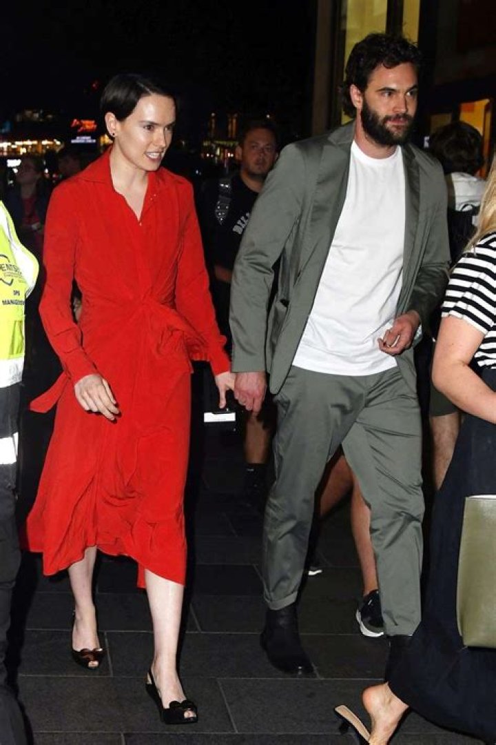 Tom Bateman Big Family Wife, Kids, Siblings, Parents BHW