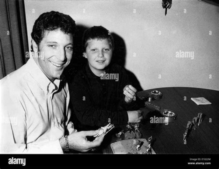 Tom Jones mit seinem elf Monate alten Enkel Alexander, Sohn Mark