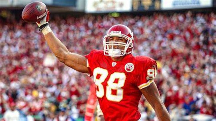 Tony Gonzalez's Daughter Malia Gonzalez Loves Surfing, Siblings