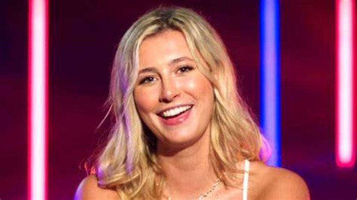 Too Hot To Handle Carly Lawrence Officially Dating Sipes