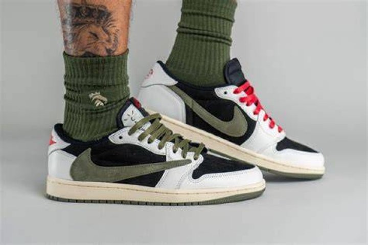 TRAVIS SCOTT X AIR JORDAN 1 RETRO HIGH OG 'MOCHA' Motion Sneakers