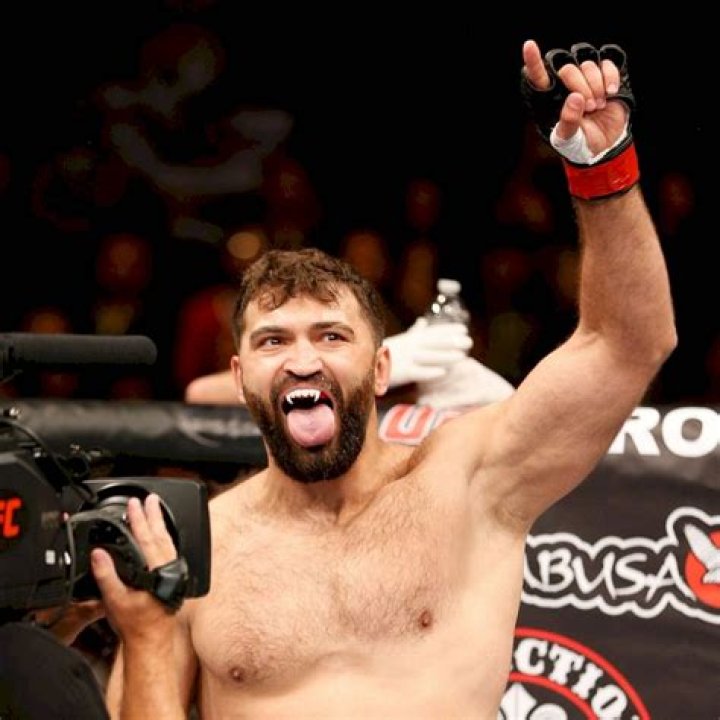 UFC Andrei Arlovski Is Married To Wife Milana Arlovskaya With Two