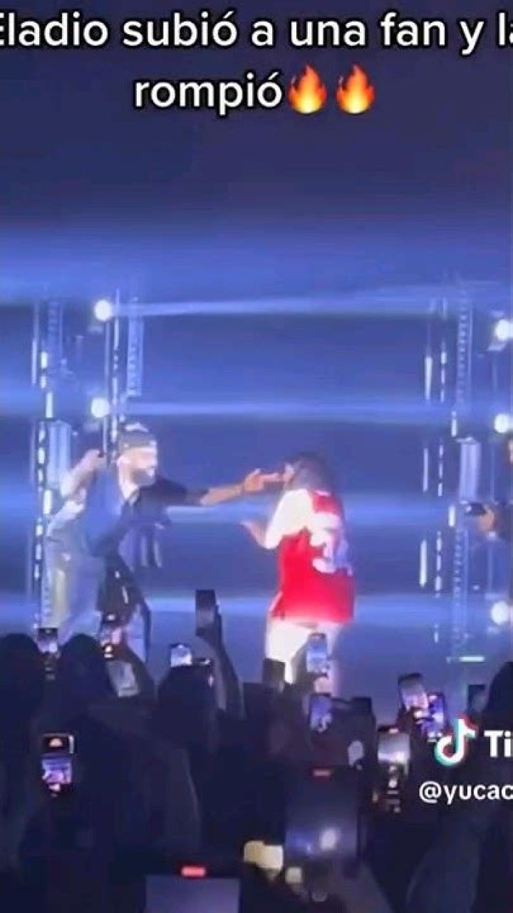 Un fan de Eladio sube al escenario y lo que sucede allí es inverosímil