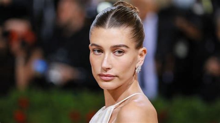 Valor neto de Hailey Bieber en 2023 cuánto gana frente a Selena Gomez