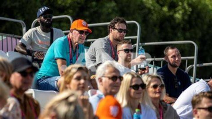 Van Gaal ontspannen op training 'Tuurlijk mag jij op m'n kamer Truus