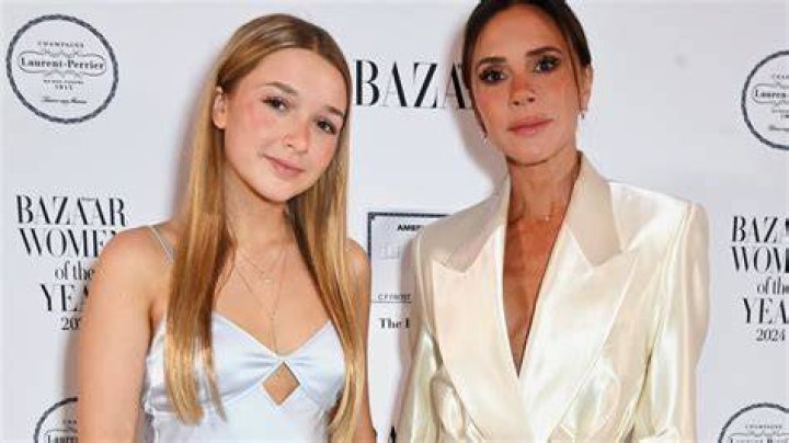 Victoria Beckham z córką Harper w czarnych stylizacjach podczas