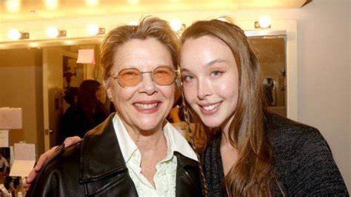 Warren Beatty with her sister Shirley MacLaine at a movie premiere on