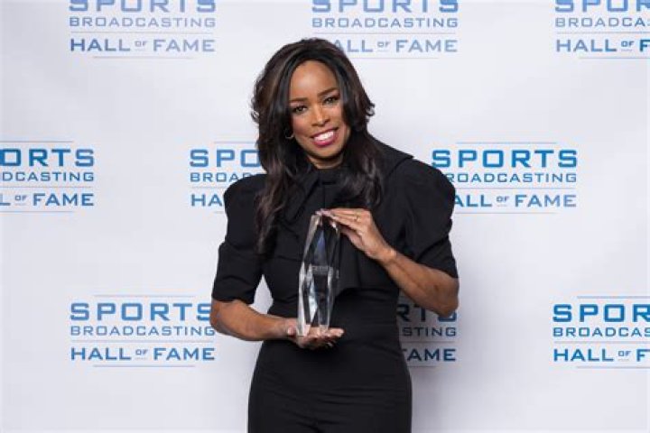 Was Pam Oliver Having a Medical Emergency on the Sidelines of the