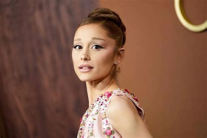 WHO&rsquo;S RICHER? Ariana Grande or Tom Hanks? Net Worth Revealed! YouTube