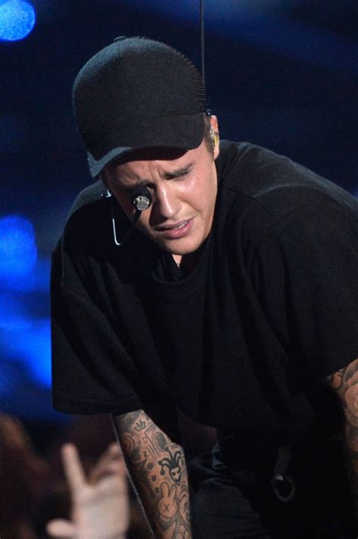 Why Did Justin Bieber Cry At The 2015 VMAs? He's Come So Far In His