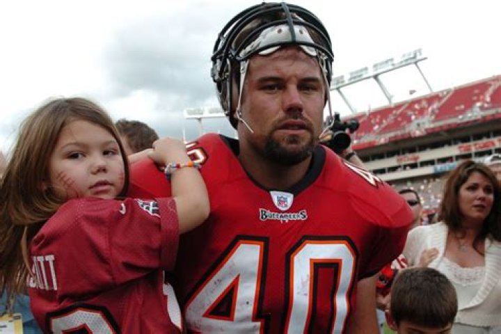 Why did Mike Alstott retire? How much could Mike Alstott bench? ABTC